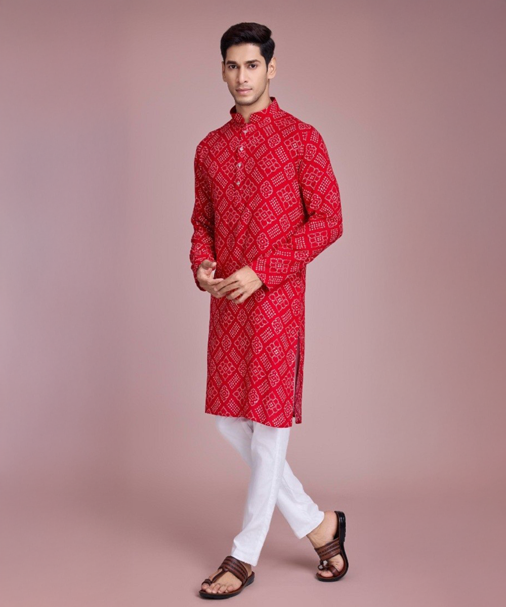 Detailreiche Handwerkskunst – Traditioneller Kurta Pajama in Rot Desiwear