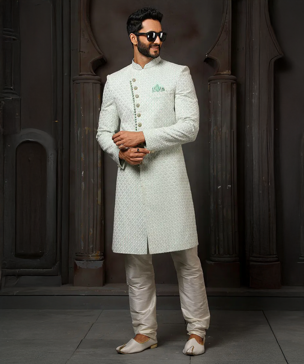 Cremeweißer Georgette-Sherwani mit dezenten grünen Akzenten Desiwear