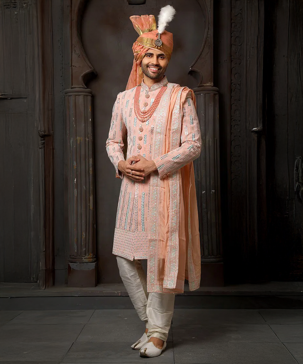 Pfirsich-Orangefarbener Georgette-Sherwani mit goldenen Details Desiwear