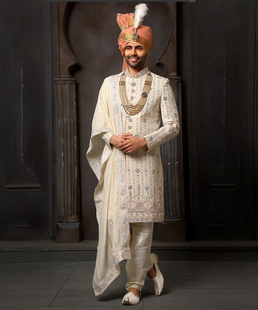 Gold-Beiger Georgette-Sherwani mit kunstvollen blauen Stickereien Desiwear