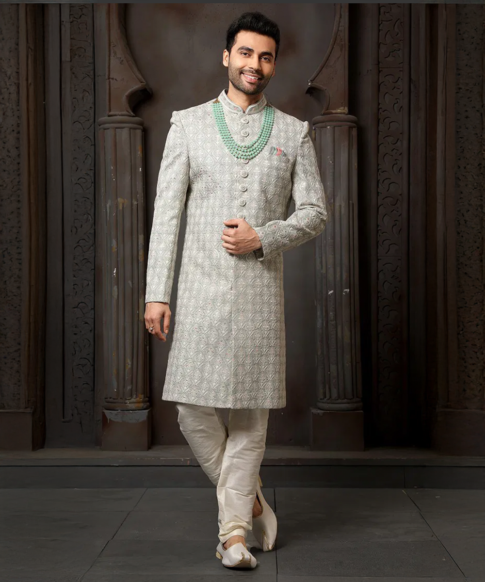 Grauer Georgette-Sherwani mit feiner Struktur und grünen Details Desiwear