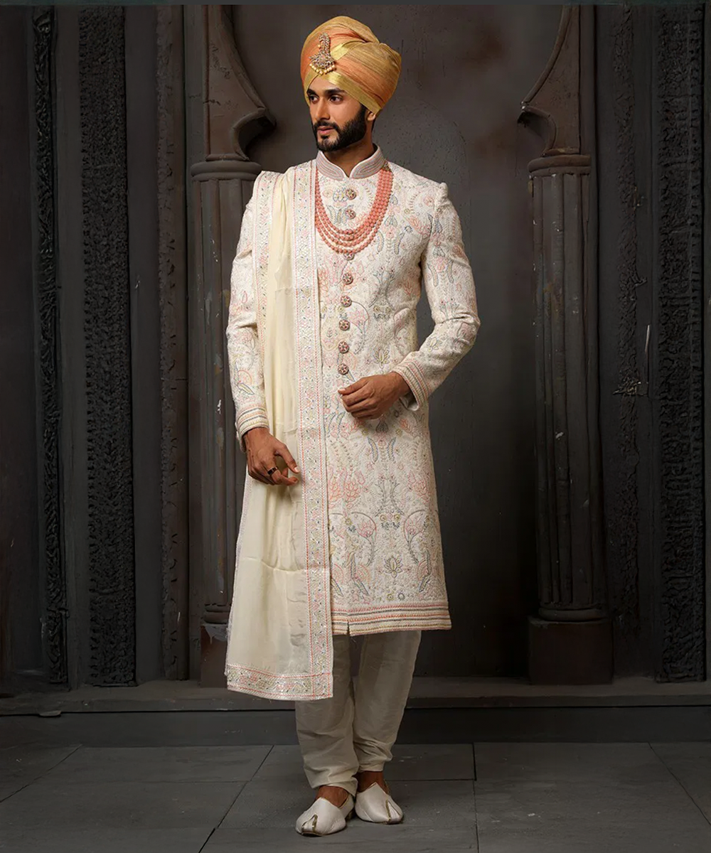 Traditioneller weißer Sherwani mit goldenen Akzenten Desiwear