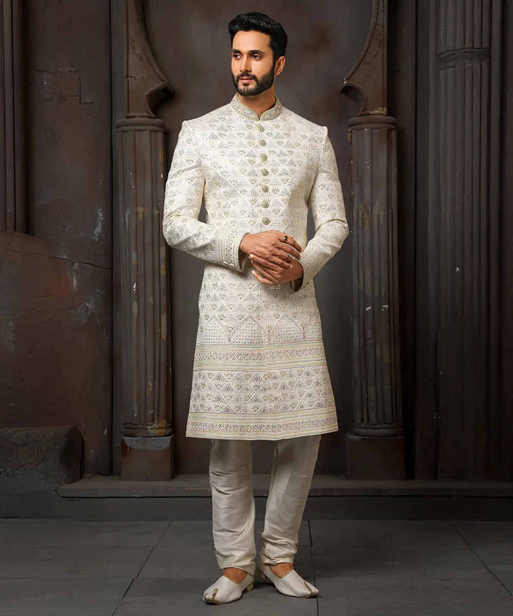 Cremeweißer Sherwani mit detaillierten Stickereien Desiwear