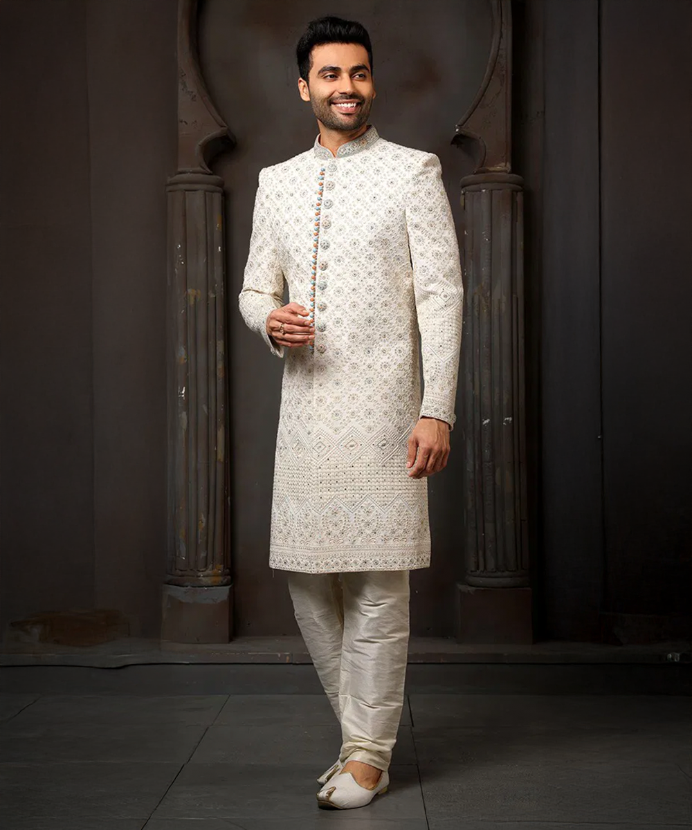 Eleganter weißer Sherwani mit perlenbesetzter Verzierung Desiwear