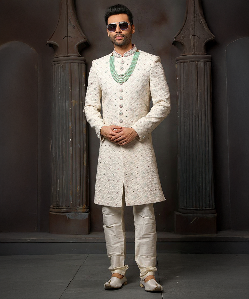 Weißer Sherwani mit klassischer Stickerei Desiwear