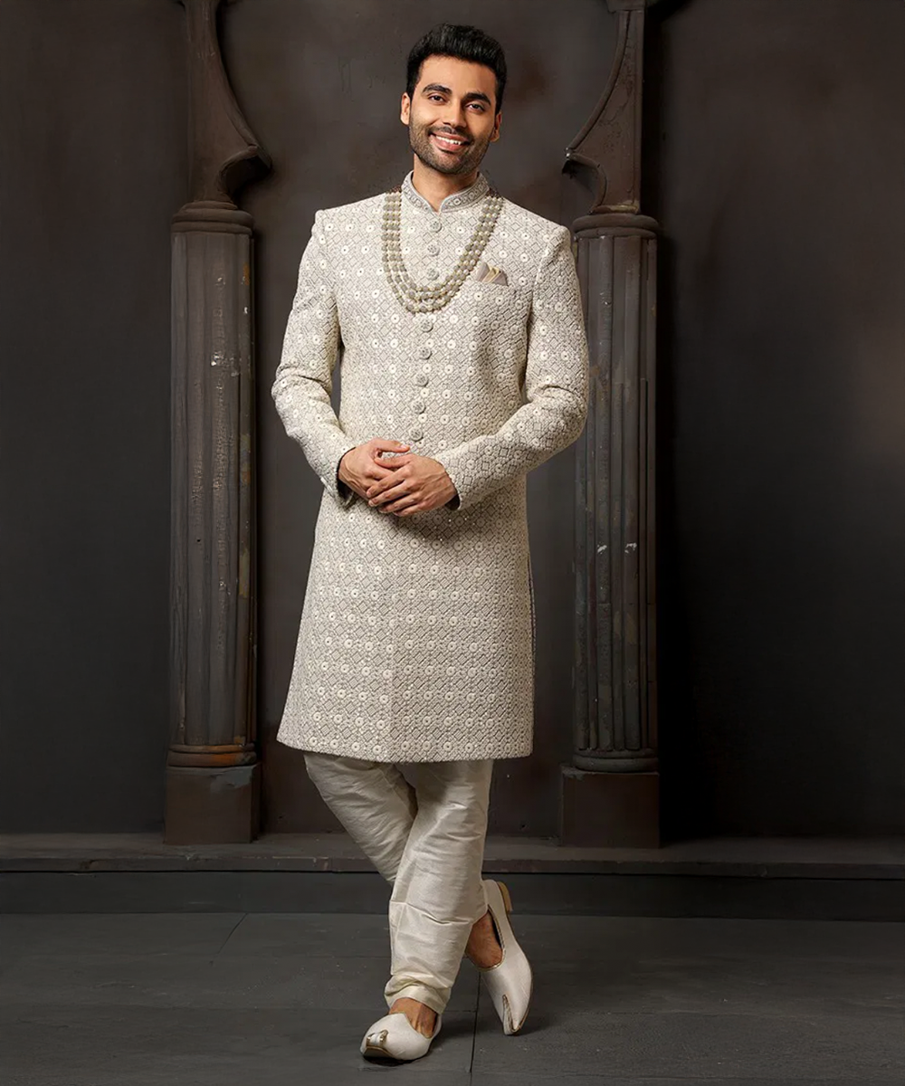 Traditioneller weißer Sherwani mit Perlenstickerei Desiwear