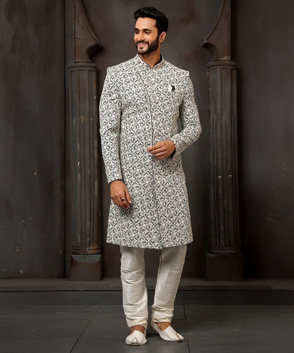 Weißer Georgette-Sherwani mit schwarzem floralen Muster Desiwear
