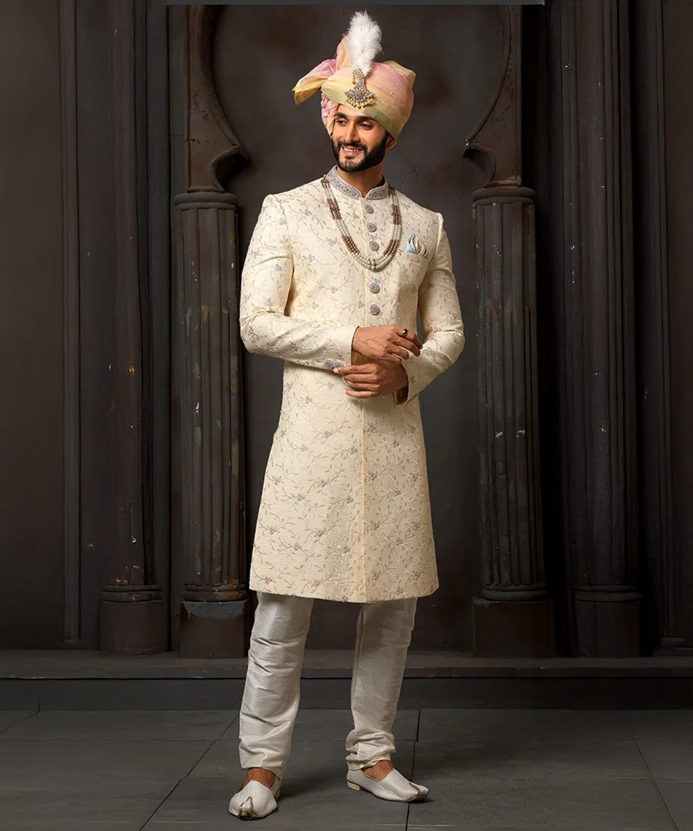 Gold-Beiger Georgette-Sherwani mit zarten Stickereien Desiwear