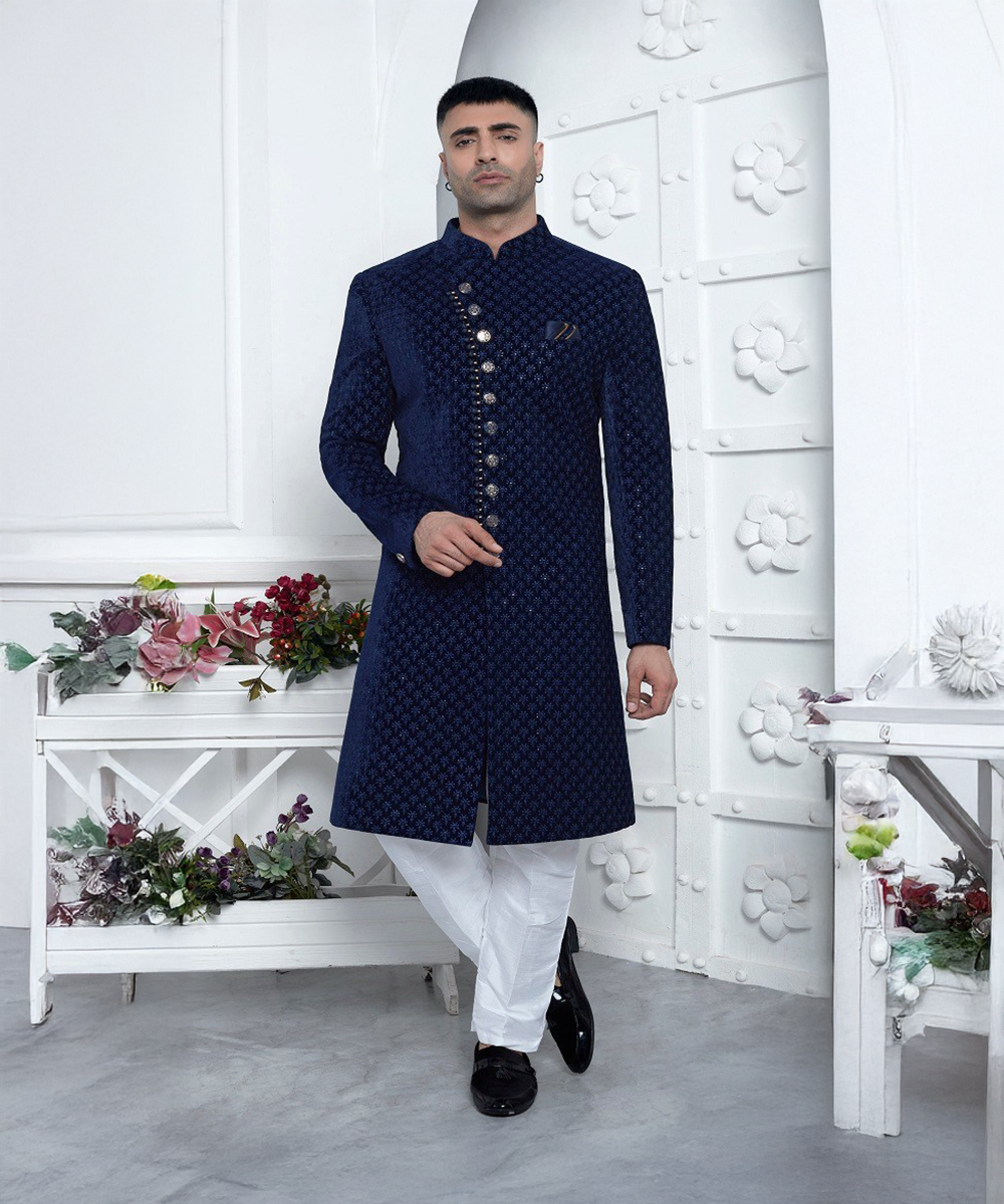 Navyblauer Sherwani mit aufwendigen Knopfleisten und Strukturmuster Desiwear