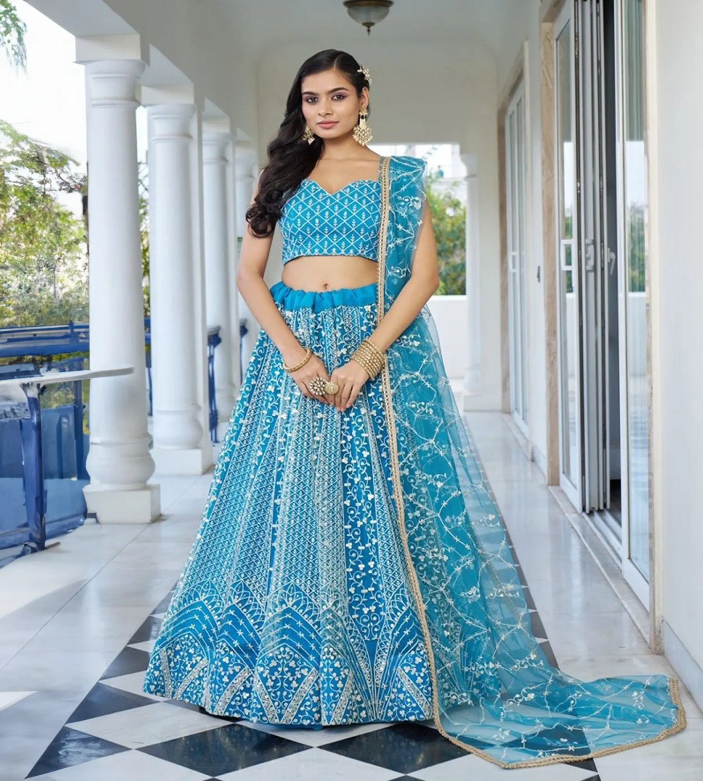 Himmelblauer Traum-Lehenga mit Stickereien Desiwear