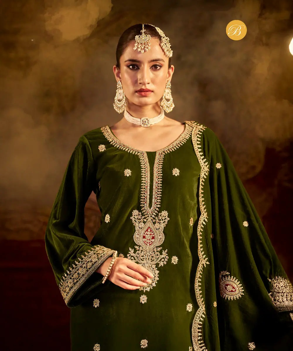 Grüner Salwaar Kameez aus Velvet Desiwear