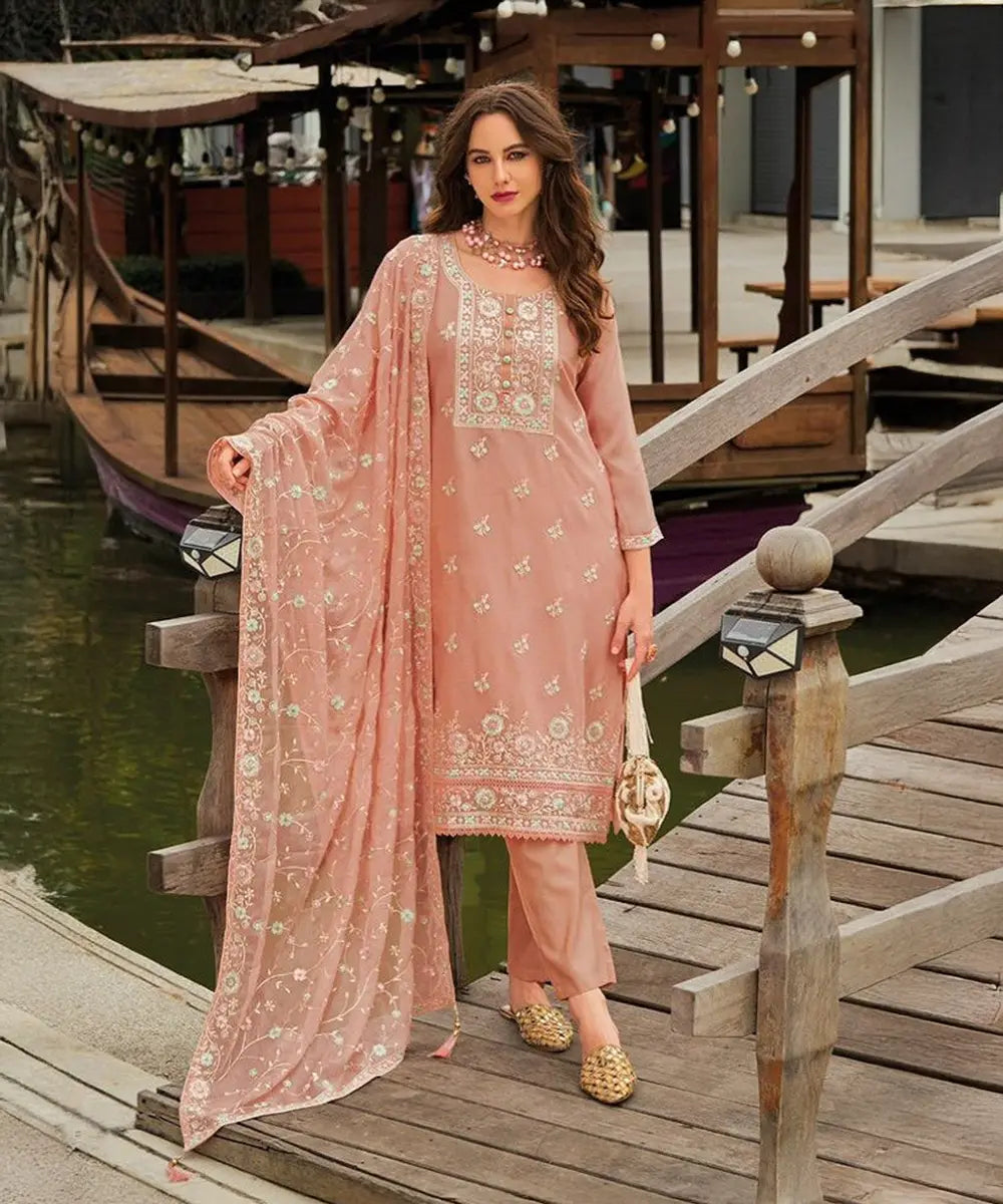 Peach farbenes Kurti mit goldenen Akzenten Desiwear