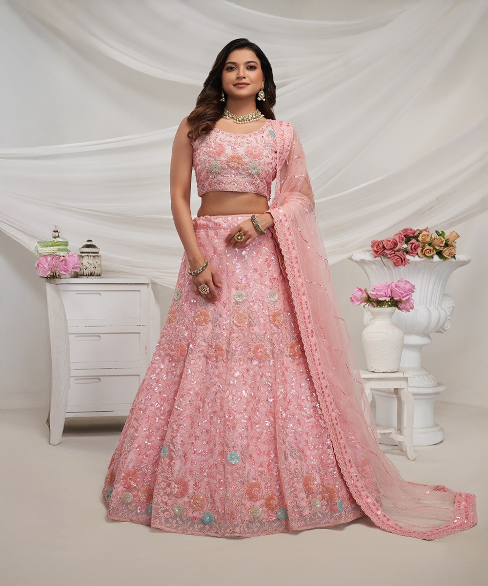 Rosanes Lehenga mit bestickten Blumen aus Soft Net Desiwear
