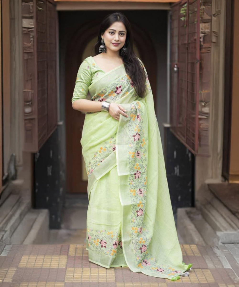 Hellgrüner Baumwoll-Saree mit floraler Bluse
