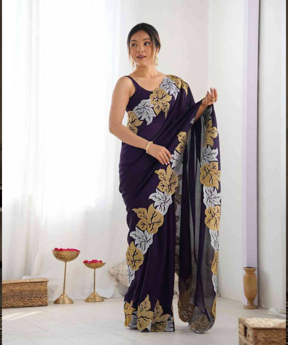 Lila Georgette Saree mit floraler Stickerei
