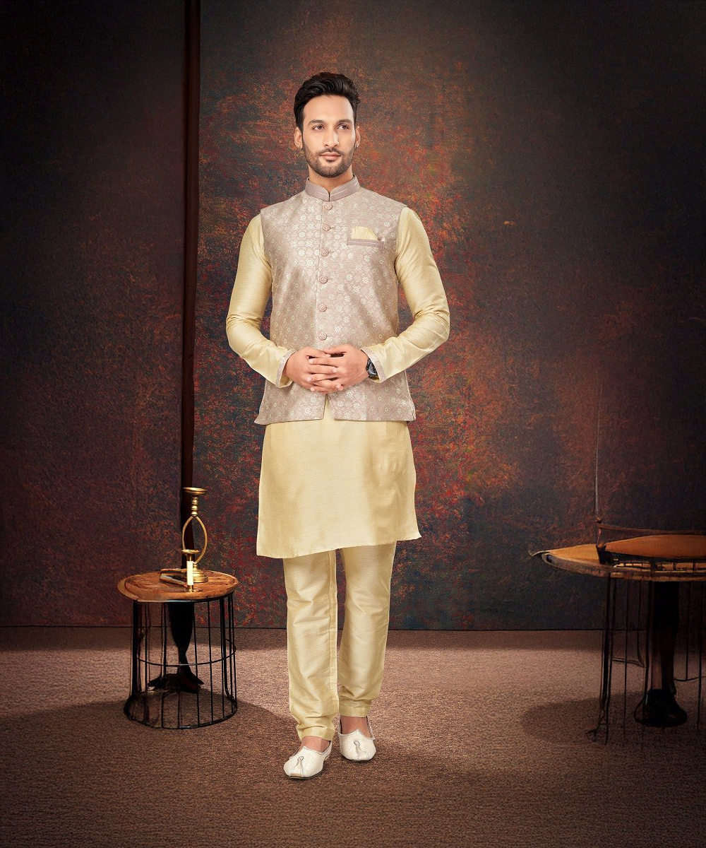 Edler Kurta Pajama mit Jacquard-Jacke – Königliche Eleganz in Beige und Gold Desiwear