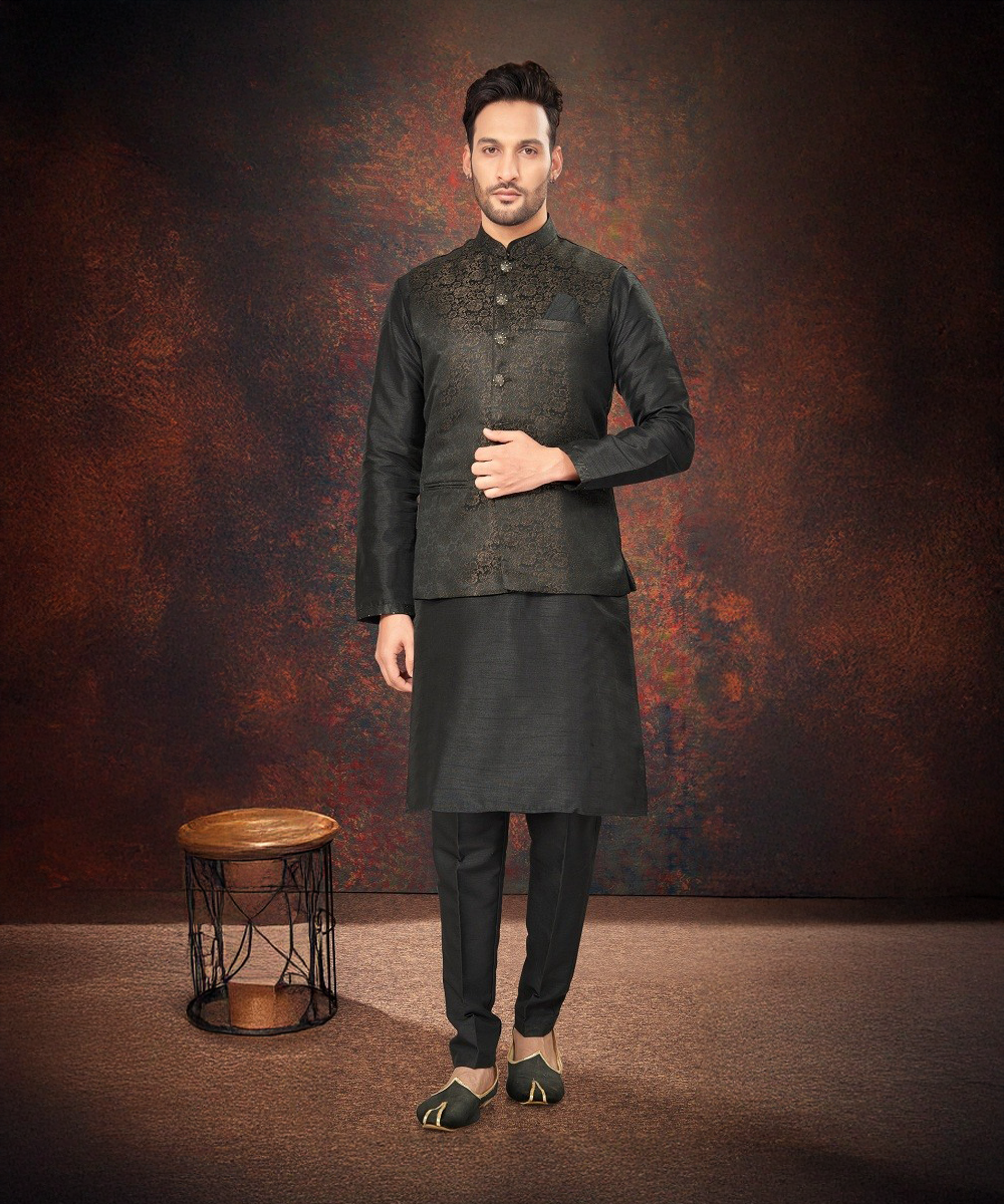 Luxuriöser Kurta Pajama mit Jacquard-Jacke – Eleganz in Schwarz Desiwear