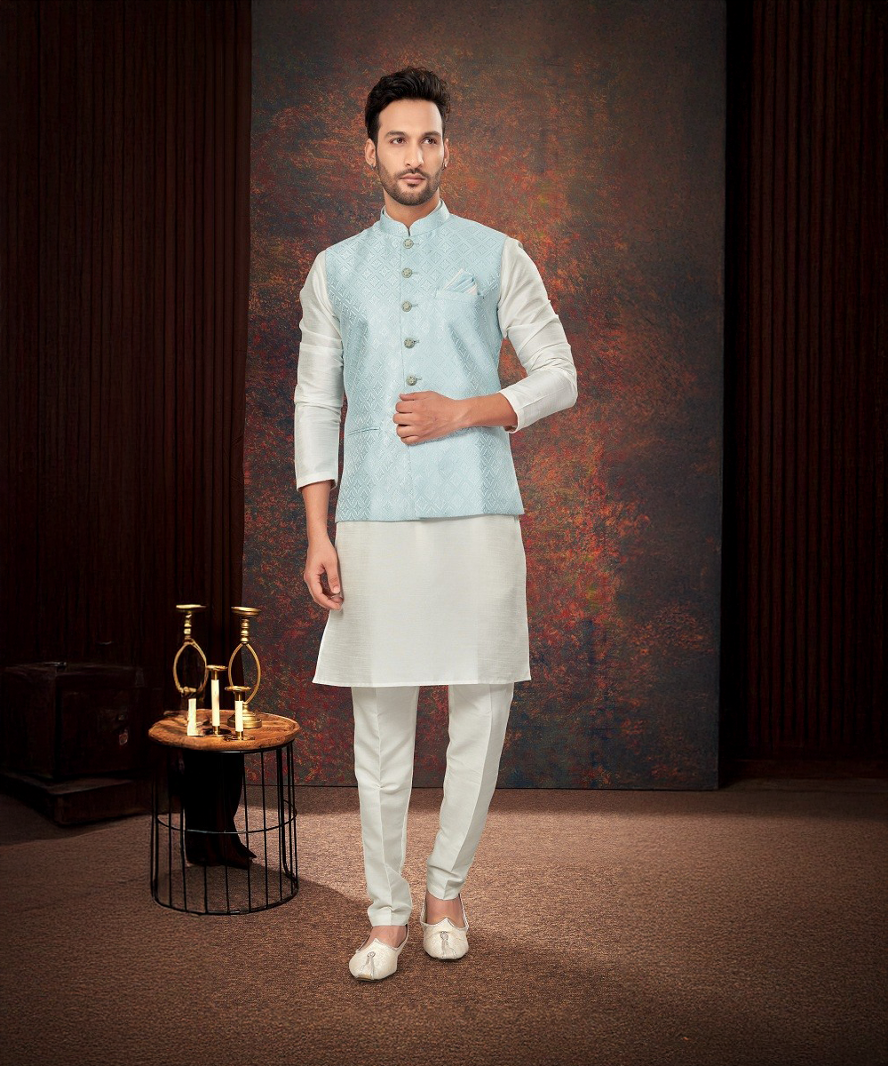Exklusive Partywear Kurta Pajama mit Hellblauer Jacke Desiwear