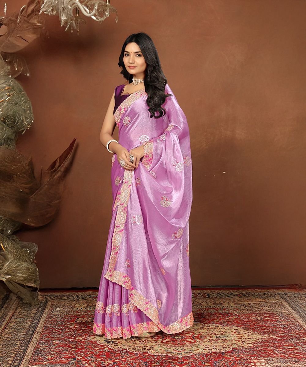 Pinkfarbener Saree mit silberner Rosenstickerei
