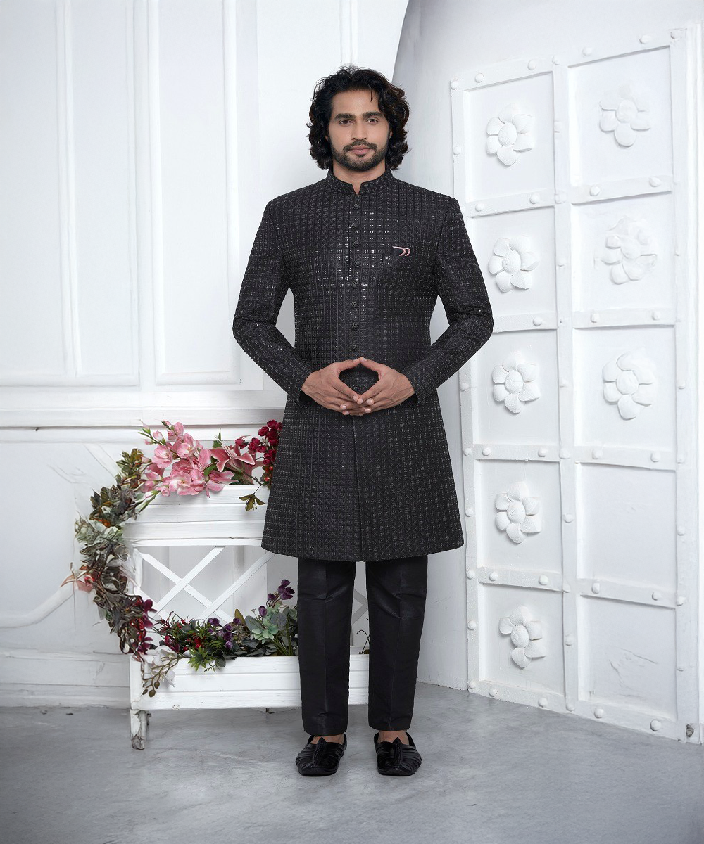 Edler schwarzer Sherwani mit dezenter Glanzoptik Desiwear