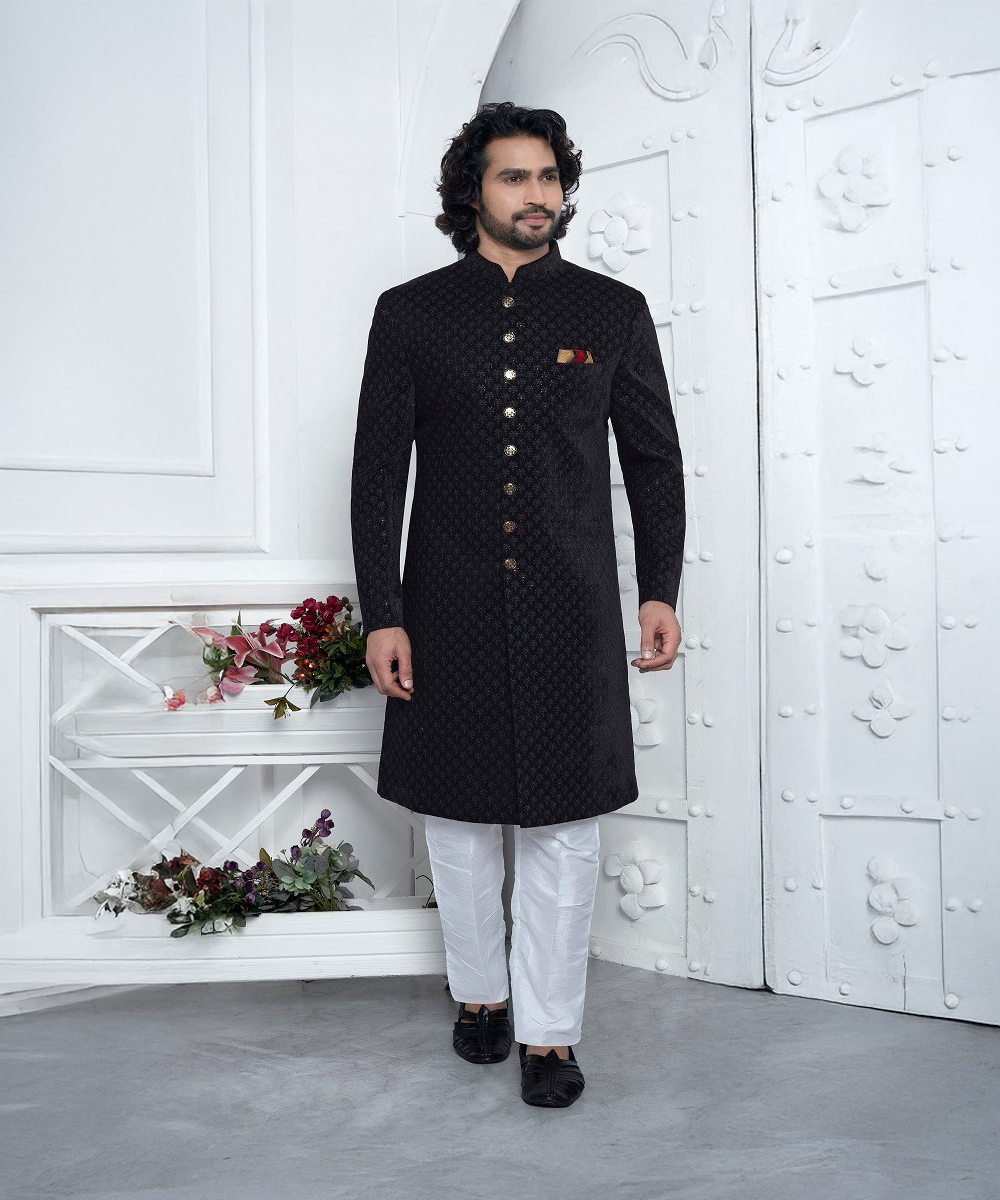 Klassischer schwarzer Sherwani mit luxuriösem Finish Desiwear