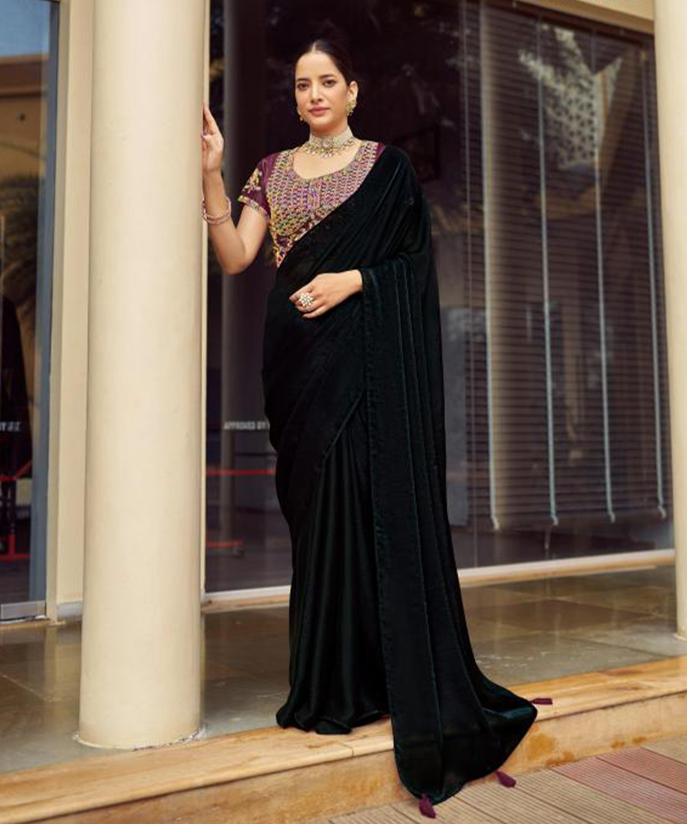 Schwarzes Saree mit violetter Bluse