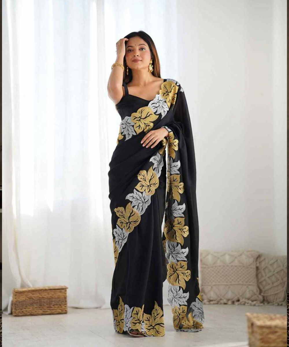 Schwarzes Saree mit opulenten Blütenstickereien
