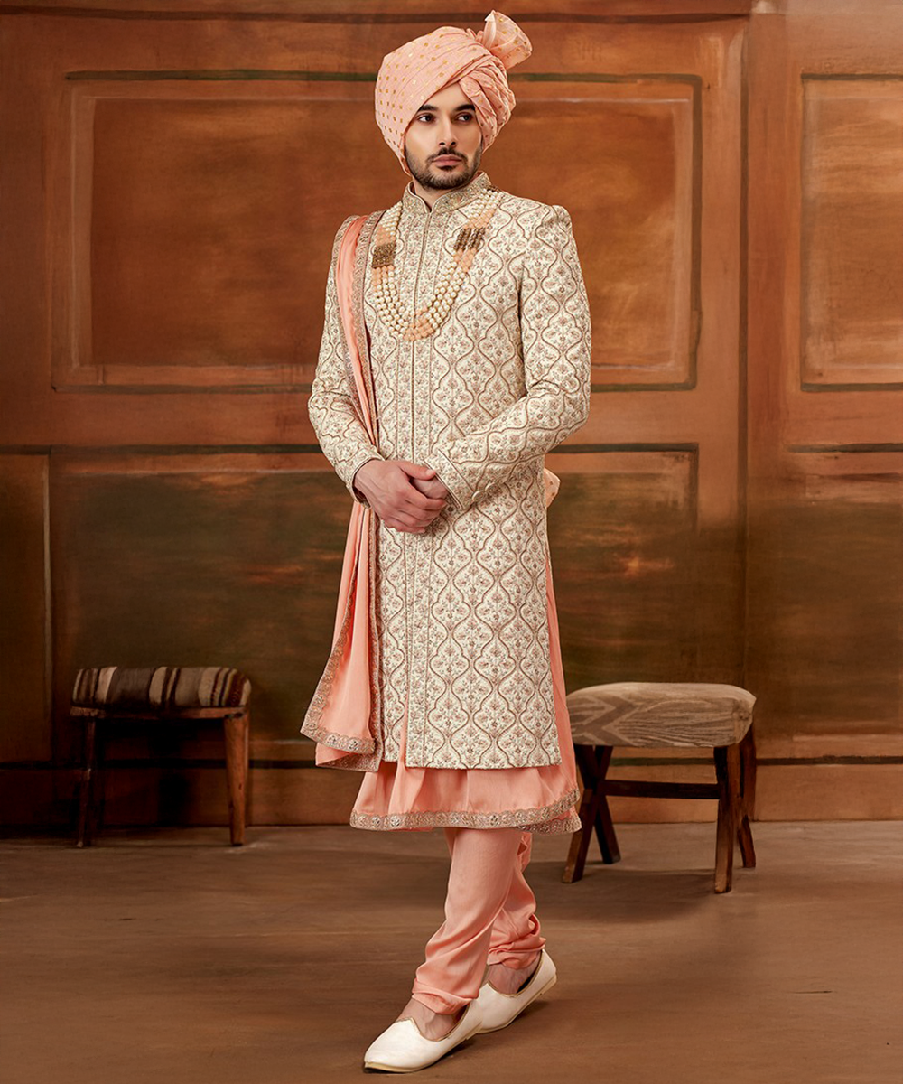 Romantischer Hochzeitssherwani in Blush Pink mit floralen Mustern Desiwear