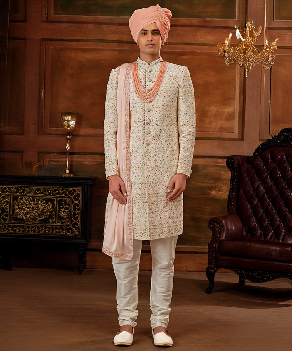 Traditioneller Hochzeits-Sherwani in zartem Rosa mit goldenen Details Desiwear