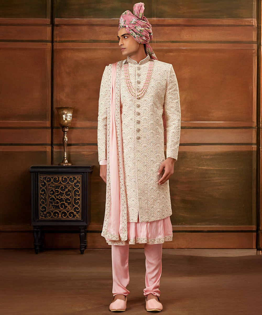 Rosafarbener Hochzeitssherwani mit eleganter Verzierung Desiwear