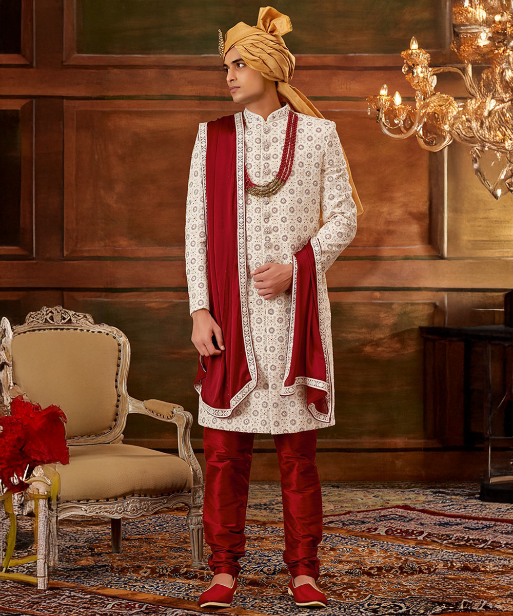 Klassischer Wedding Sherwani in Weiß-Rot mit detailliertem Muster Desiwear