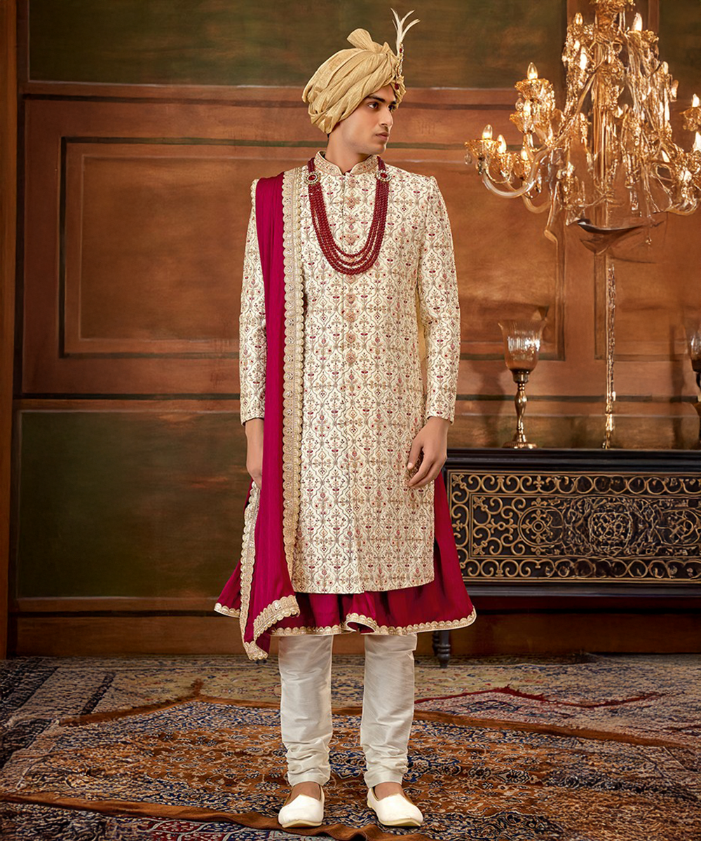 Luxuriöser Hochzeitssherwani in Weiß mit Bordeauxroten Details Desiwear