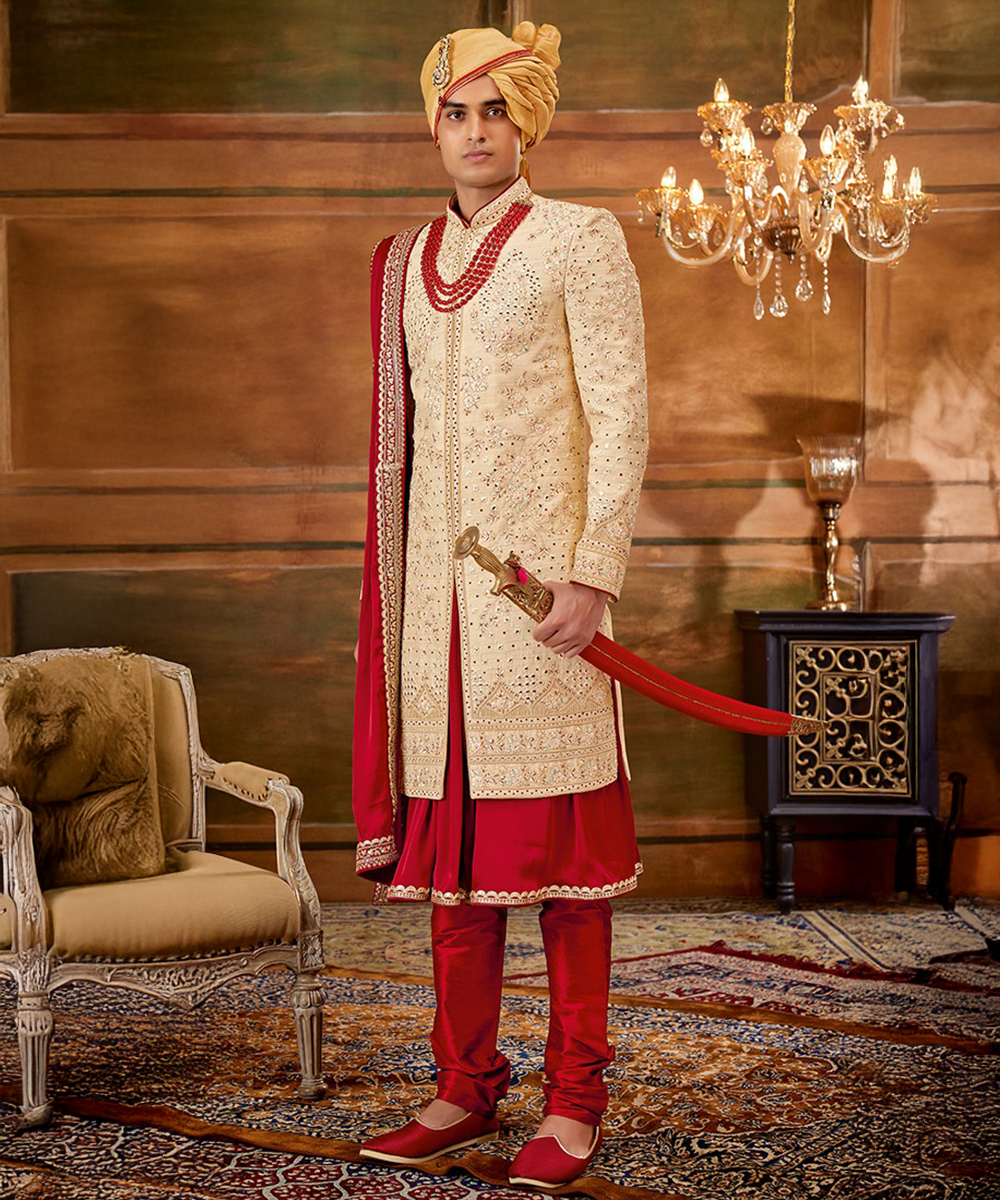 Königlicher Wedding Sherwani in Creme-Rot mit goldenen Akzenten Desiwear