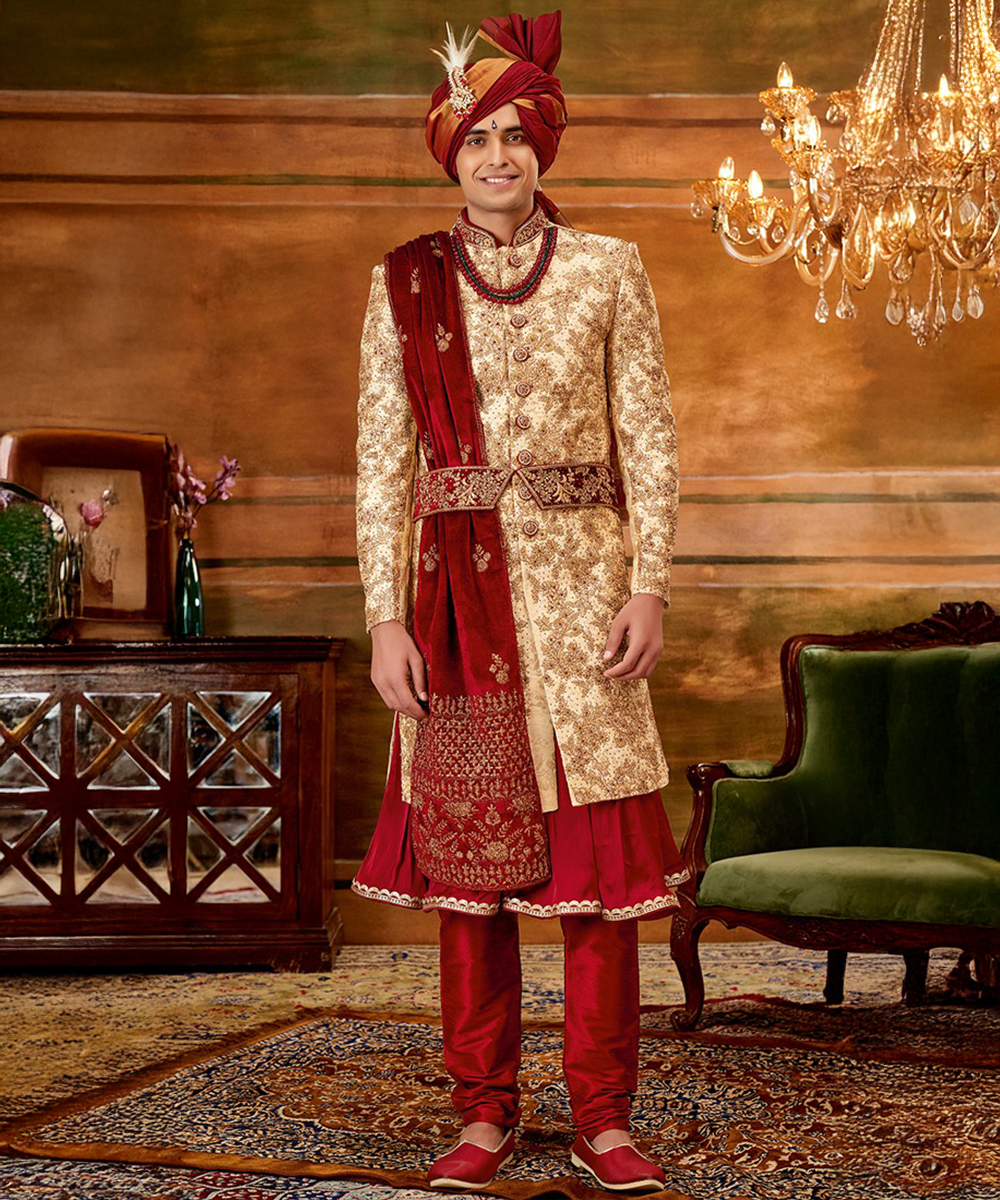 Traditioneller Wedding Sherwani in Gold-Rot mit opulenten Stickereien Desiwear