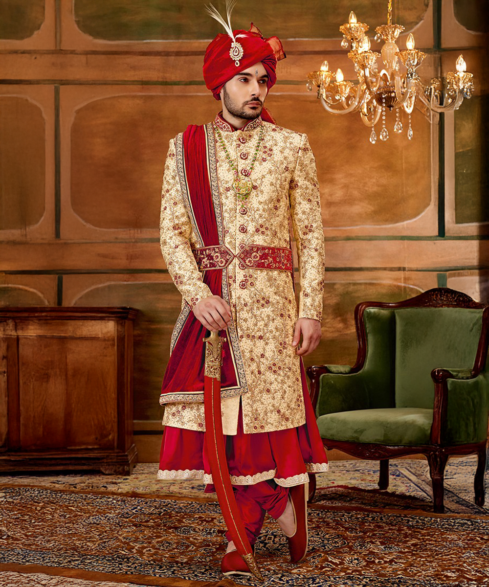Exklusiver Wedding Sherwani in Gold-Rot mit kunstvoller Verzierung Desiwear