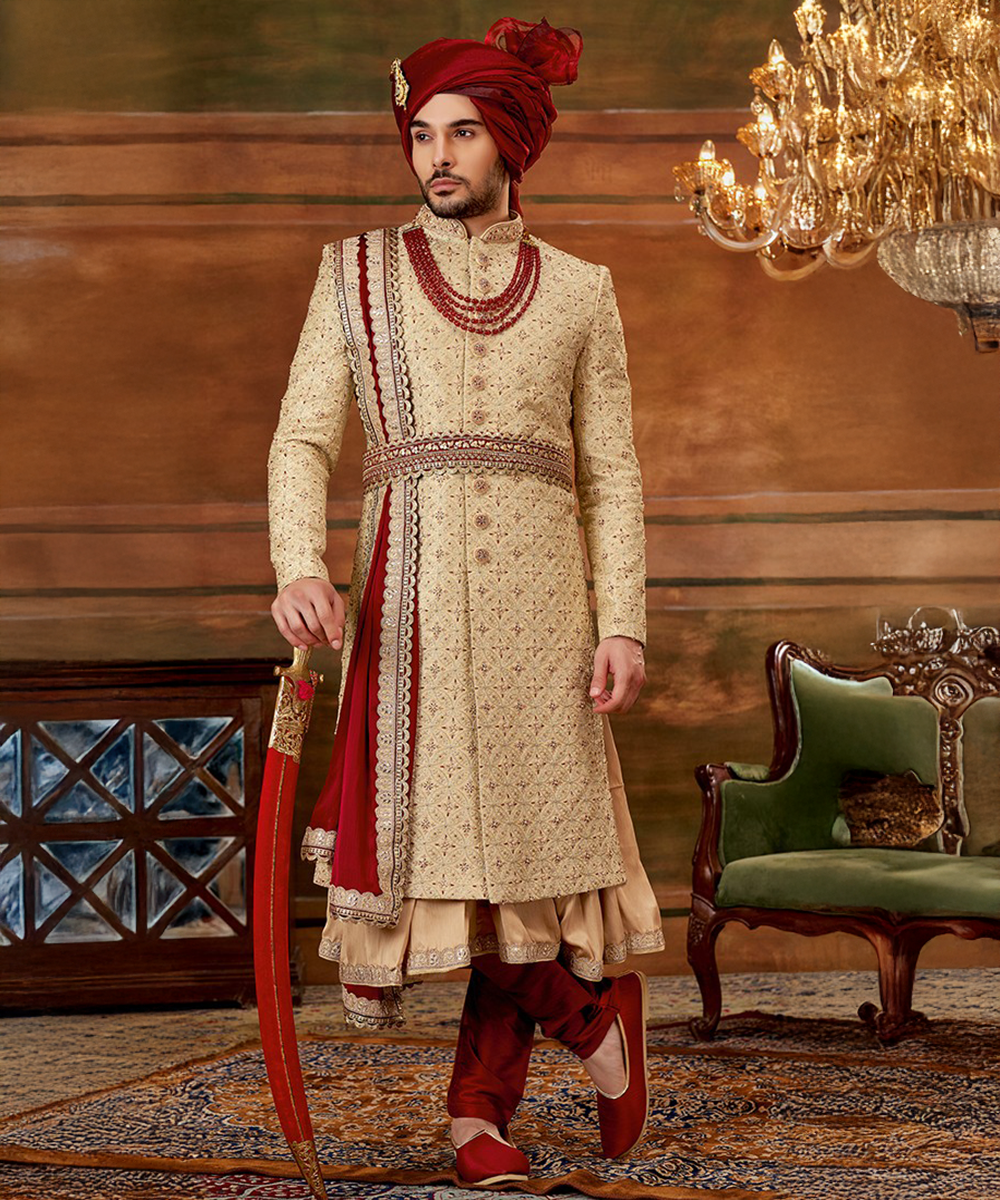 Majestätischer Wedding Sherwani in Beige-Rot mit Perlenverzierung Desiwear