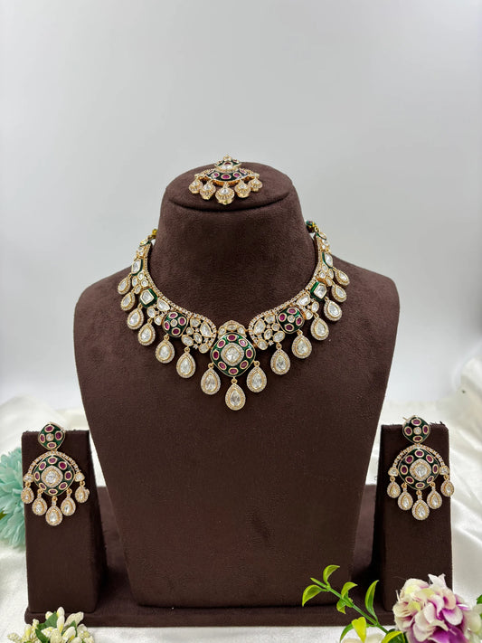 Necklace set with earrings in gold with colorful elements