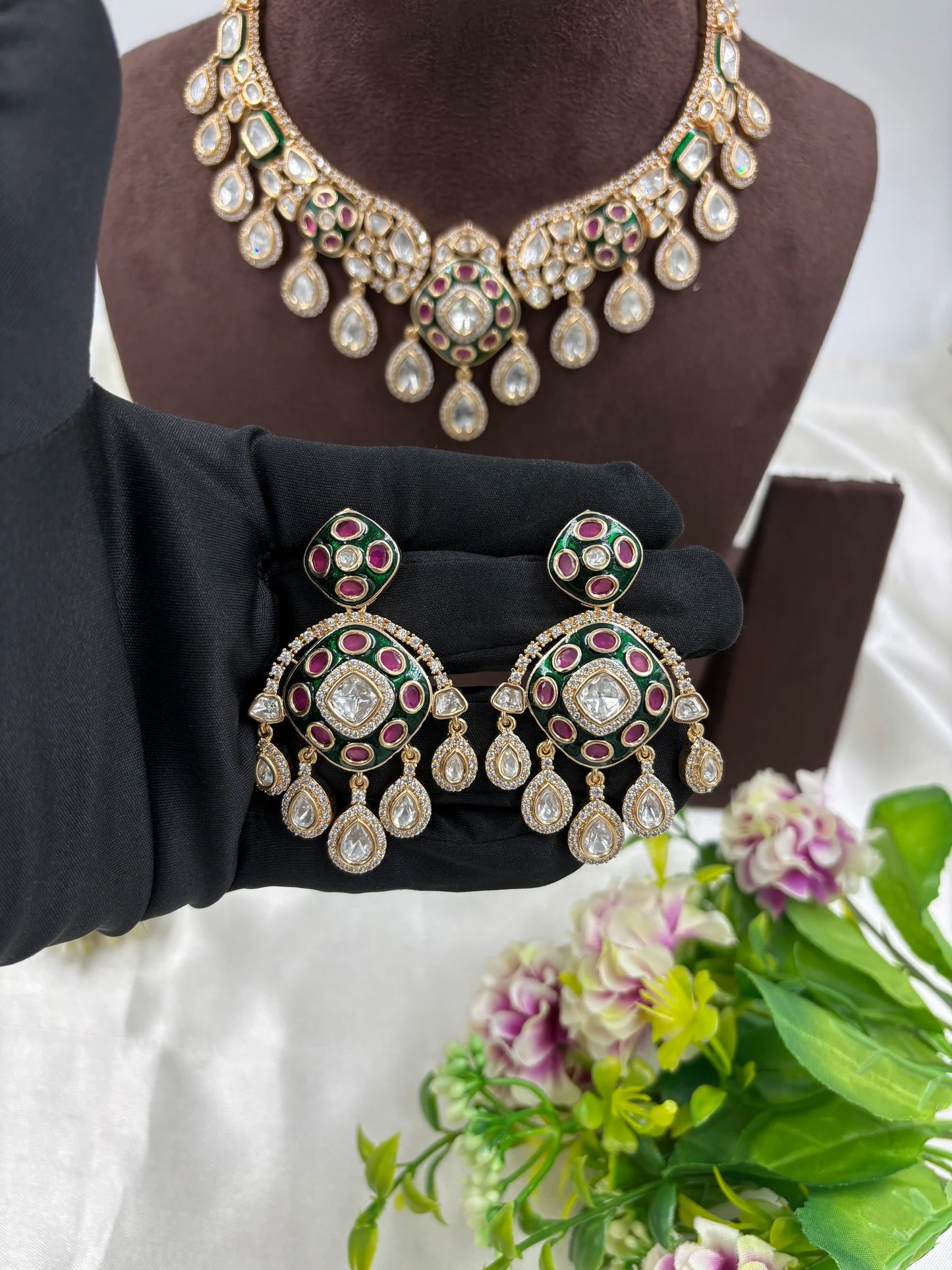 Necklace set with earrings in gold with colorful elements