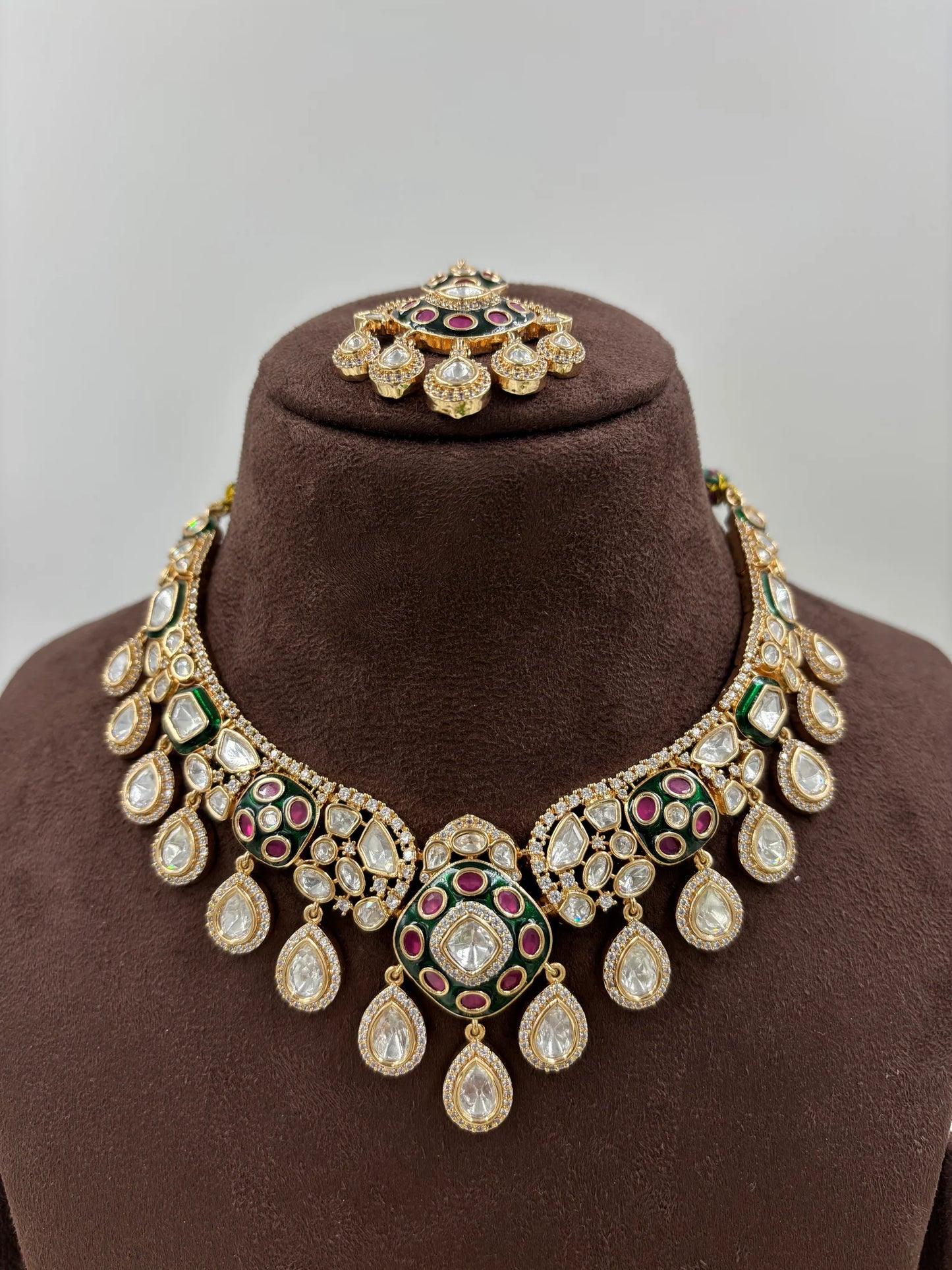 Necklace set with earrings in gold with colorful elements