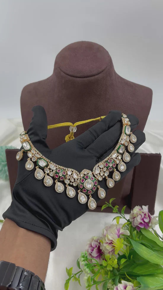 Necklace set with earrings in gold with colorful elements