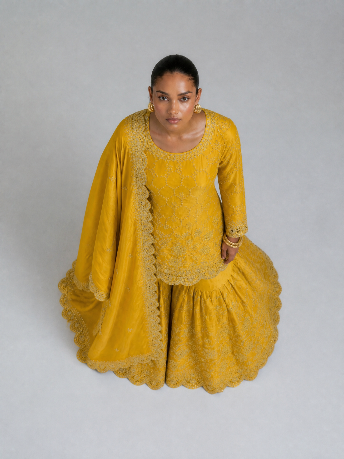 GMY Silk Sharara-Set mit Stickerei in mehreren Farben