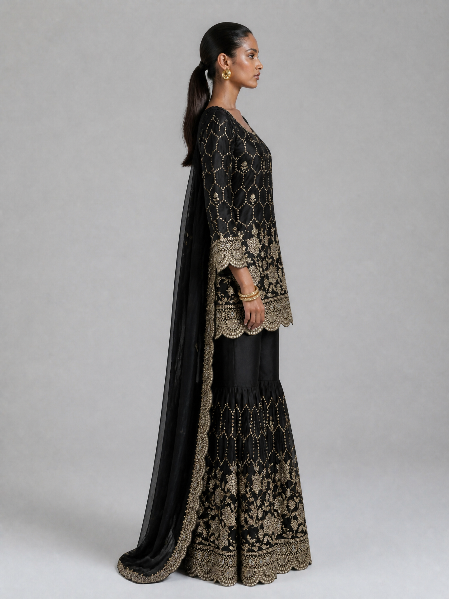GMY Silk Sharara-Set mit Stickerei in mehreren Farben