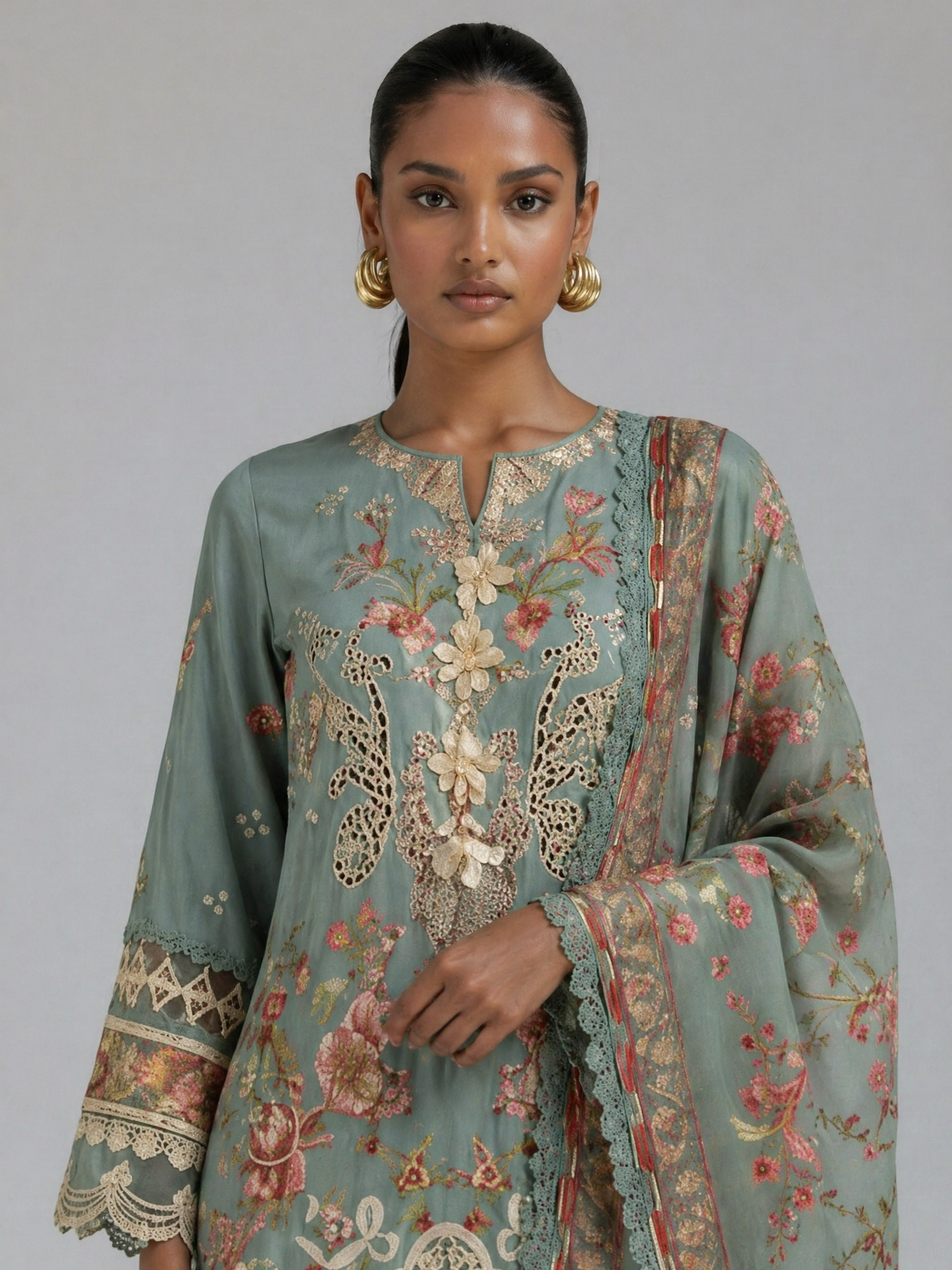 Bestickte Baumwoll-Salwar Kameez mit Chiffon-Dupatta