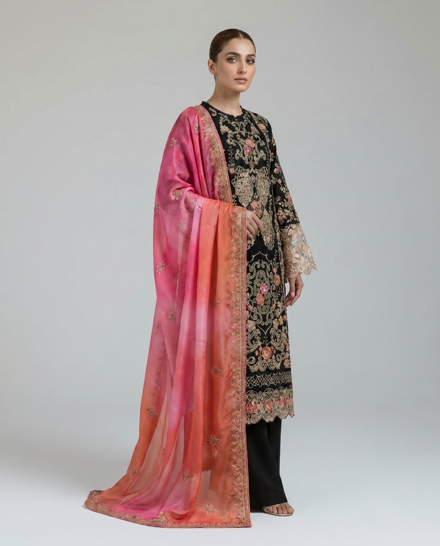 Bestickte Baumwoll-Salwar Kameez mit Chiffon-Dupatta