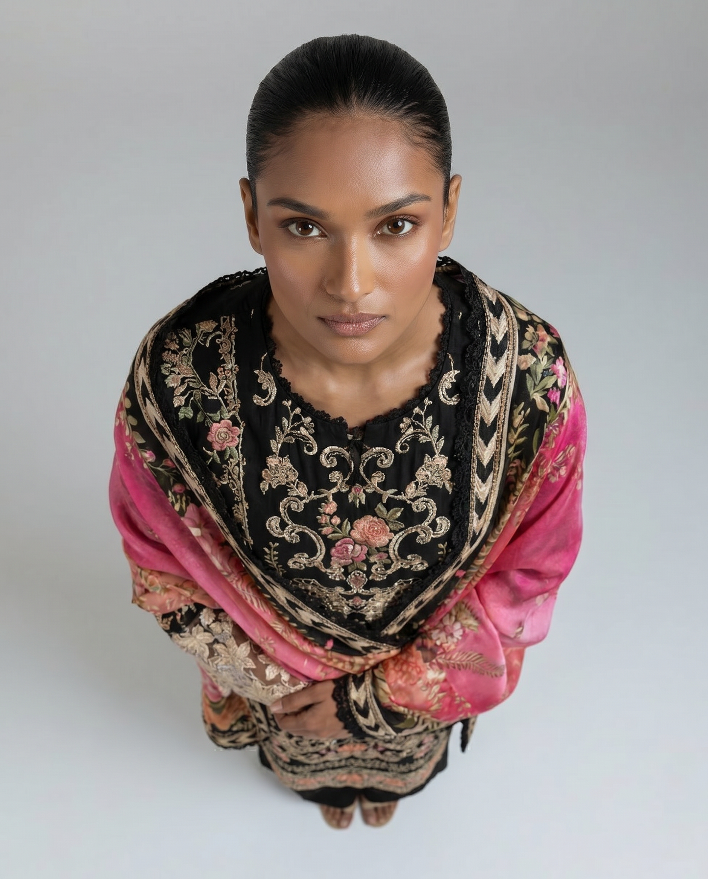 Bestickte Baumwoll-Salwar Kameez mit Chiffon-Dupatta