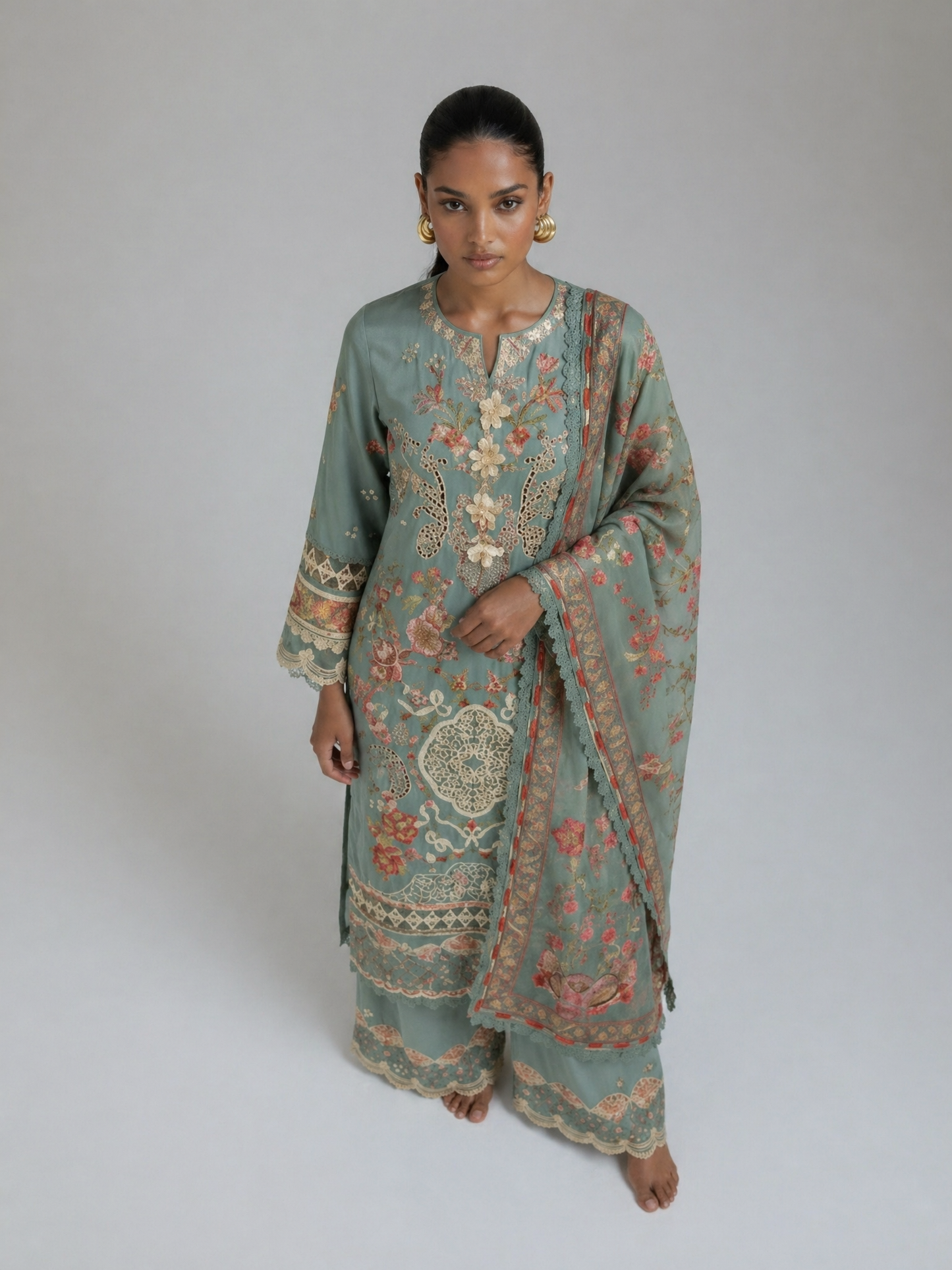 Bestickte Baumwoll-Salwar Kameez mit Chiffon-Dupatta