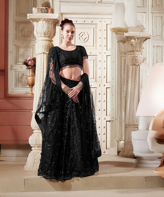 Schwarzer Lehenga mit dezentem Blumen Muster Desiwear