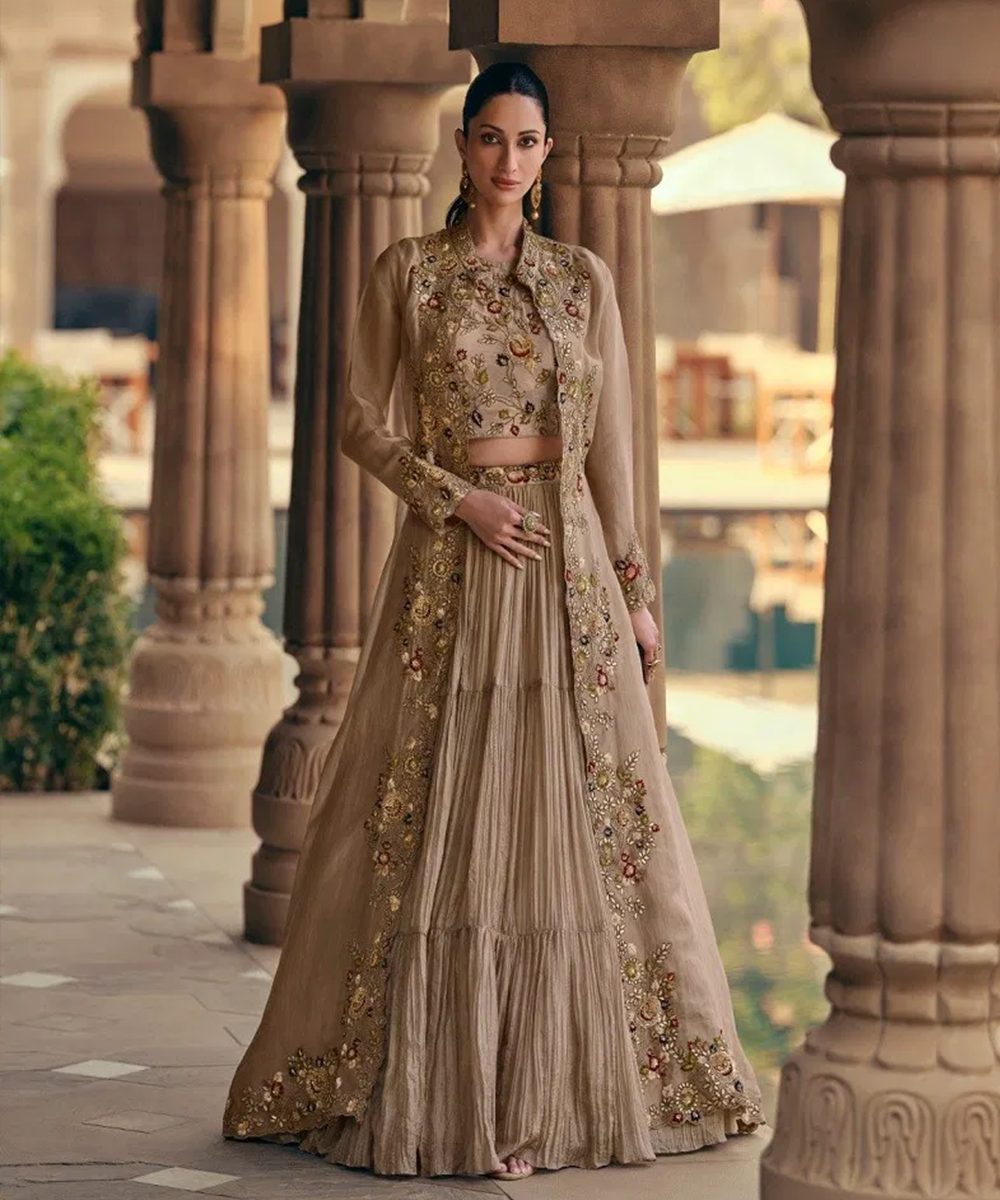 Beiger Lehenga mit Blumenstickereien Desiwear