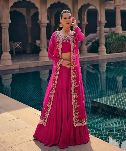 Hot Pinker Lehenga mit bunten Stickereien