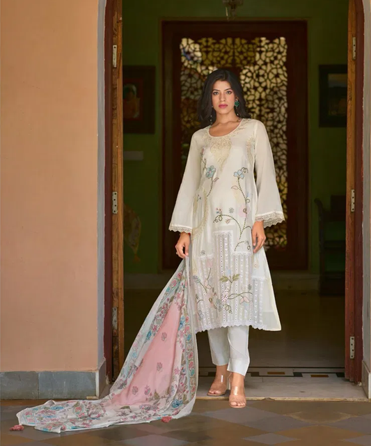 Weißes Salwaar Kameez mit Blumenmuster aus Masleen Desiwear